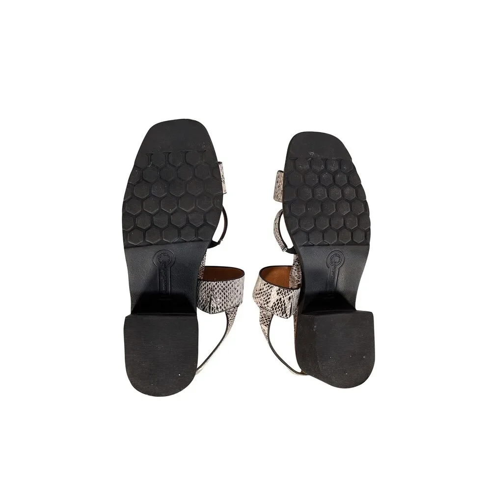 LAmour Des Pieds step into